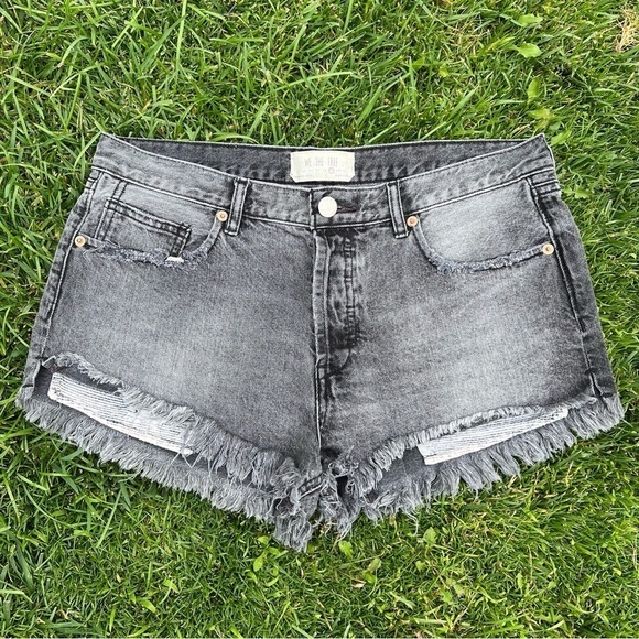 We The Free Loving Good Vibrations Distressed Frayed Shorts Size 29 Washed Black - Picture 1 of 12